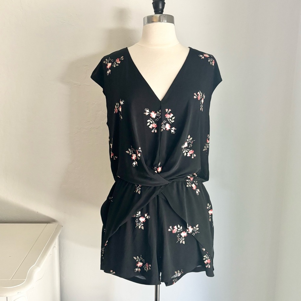 BCBGeneration Fainting Flowers Overlapping Romper in Black Floral, Medium